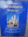 Kniha Zkamenělá dřeva Versteinerte Walder.