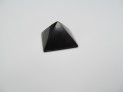 Šungitová pyramida leštěná 3 x 3 cm.
