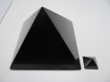 Šungitová pyramida velká leštěná 15x15 cm
